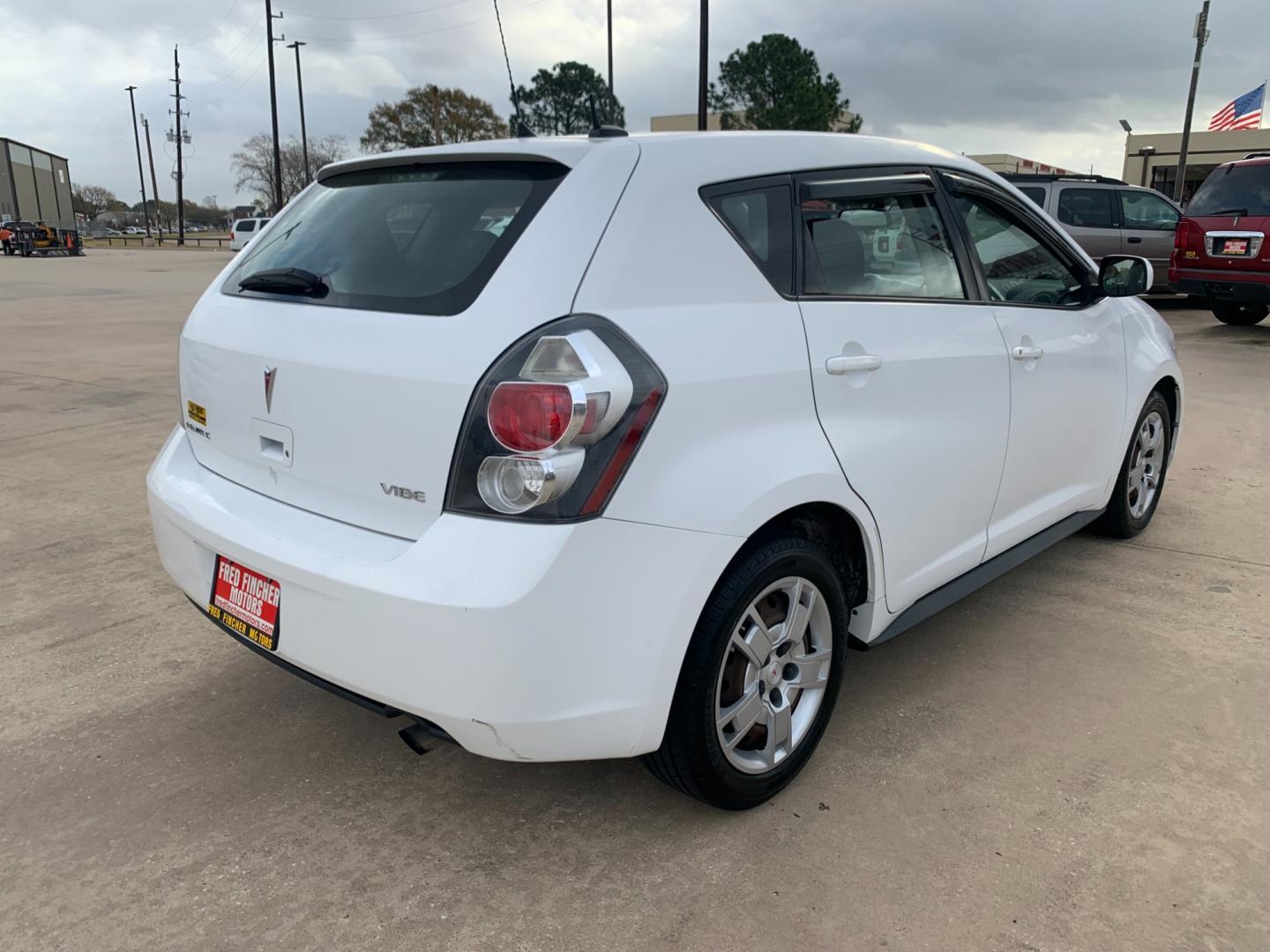 2009 white /black Pontiac Vibe 2.4L (5Y2SP67059Z) with an 2.4L L4 DOHC 16V engine, 4-Speed Automatic Overdrive transmission, located at 14700 Tomball Parkway 249, Houston, TX, 77086, (281) 444-2200, 29.928619, -95.504074 - Photo#6